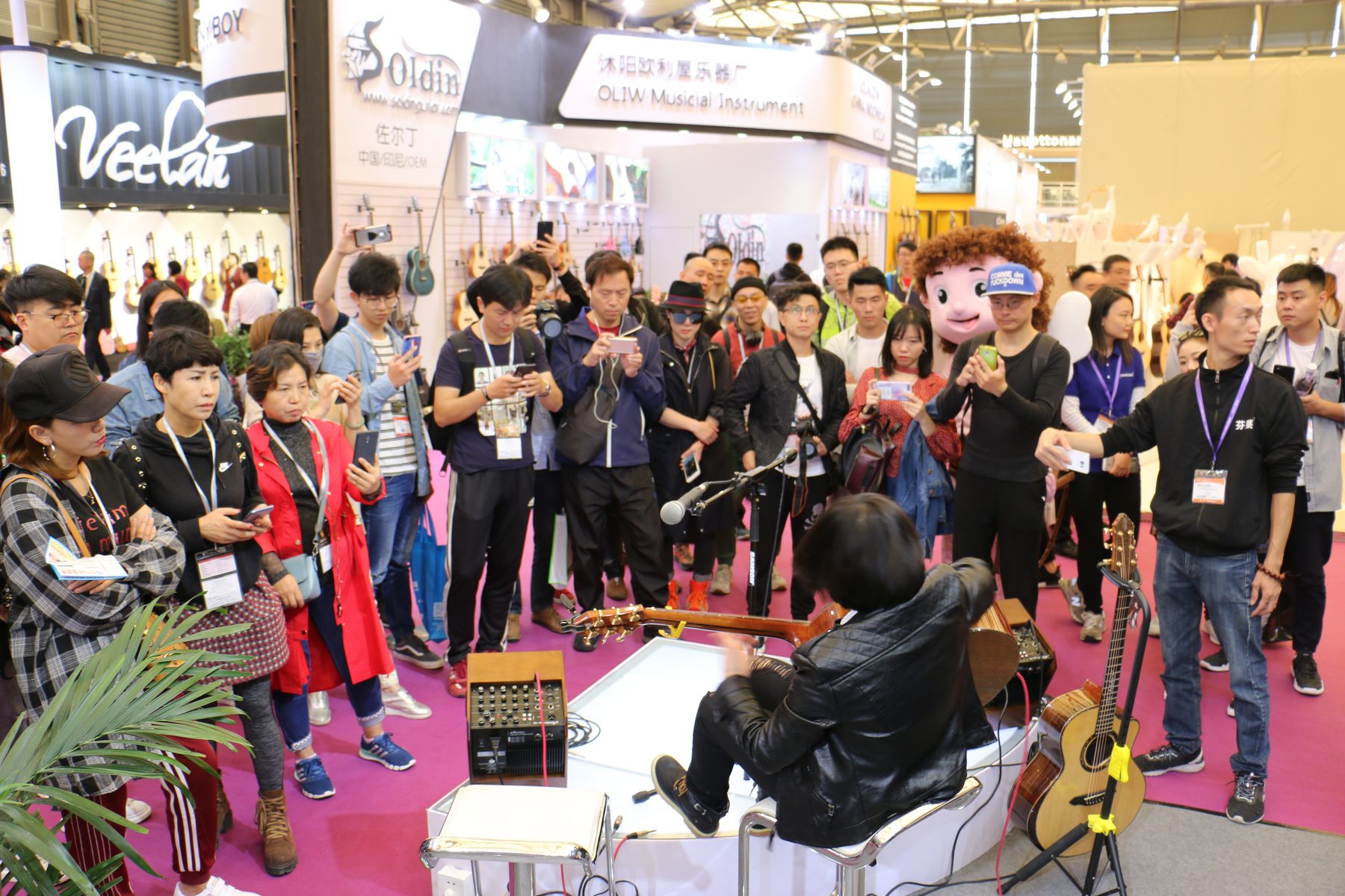 上海國際樂器展，學生演出吸引大批觀眾圍觀